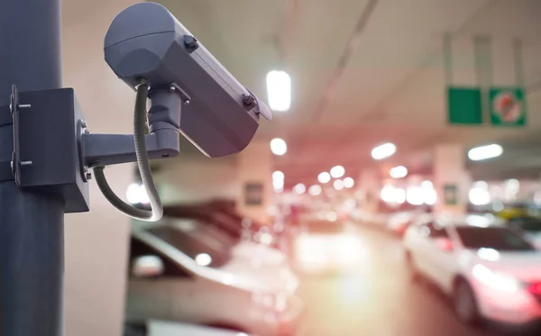 estacionamento monitorado por câmera para diminuir riscos em condomínios