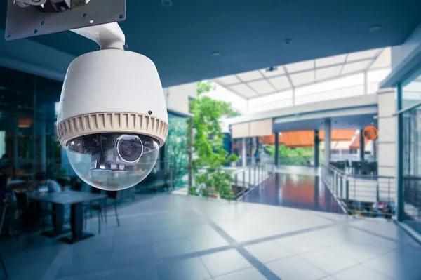 câmera de segurança na entrada como parte do sistema de Alarme monitorado para empresas